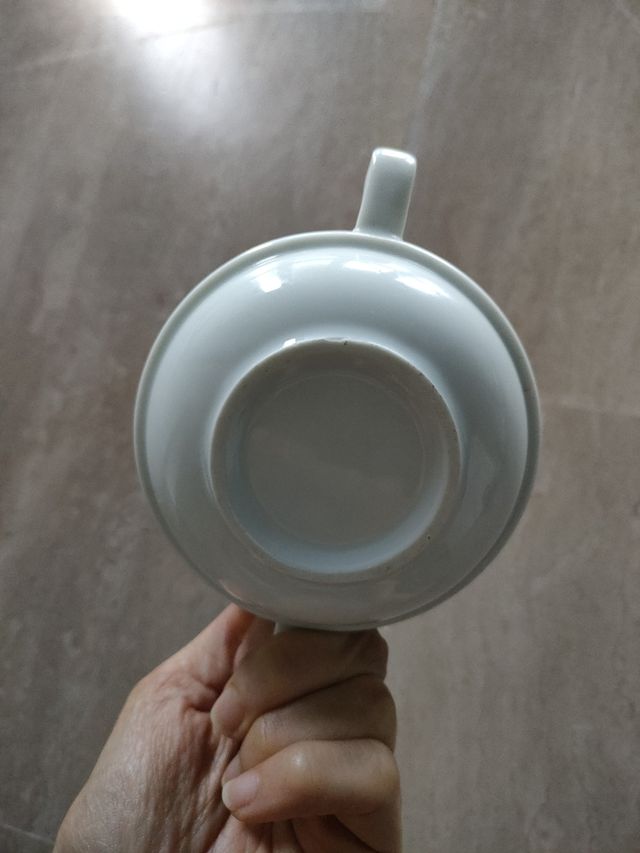 Tazza bassa in ceramica bianca con doppio manico