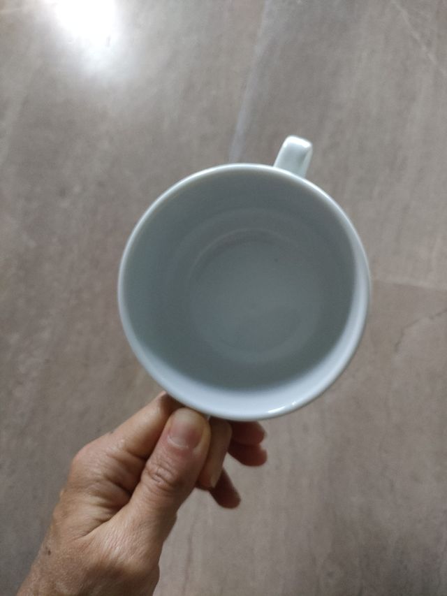 Tazza bassa in ceramica bianca con doppio manico