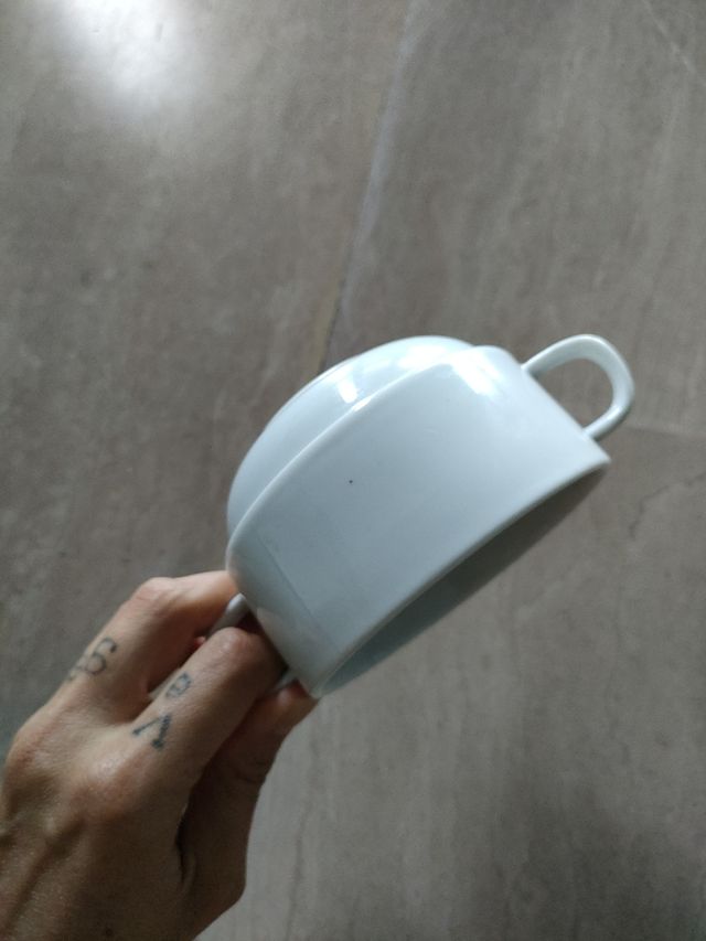 Tazza bassa in ceramica bianca con doppio manico