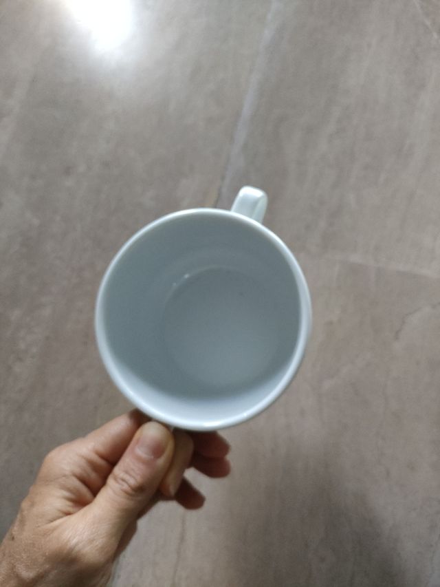 Tazza bassa in ceramica bianca con doppio manico