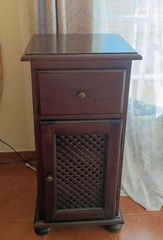 Mueble de madera maciza