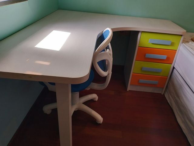 Escritorio en L blanco y multicolor