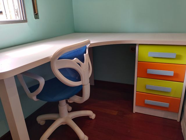 Escritorio en L blanco y multicolor