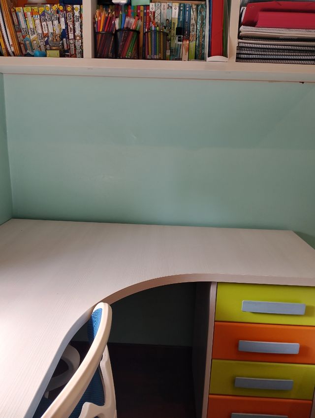 Escritorio en L blanco y multicolor