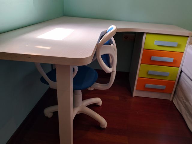 Escritorio en L blanco y multicolor