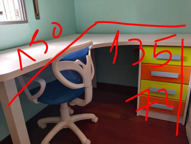 Escritorio en L blanco y multicolor