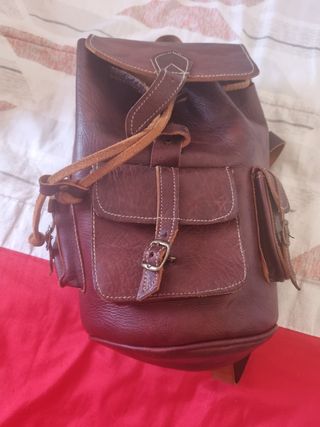 Mochila de cuero marrón