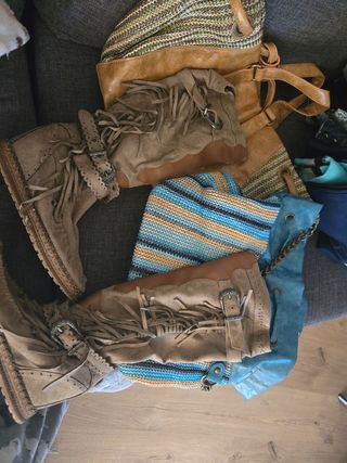 Botas de invierno y bolsos