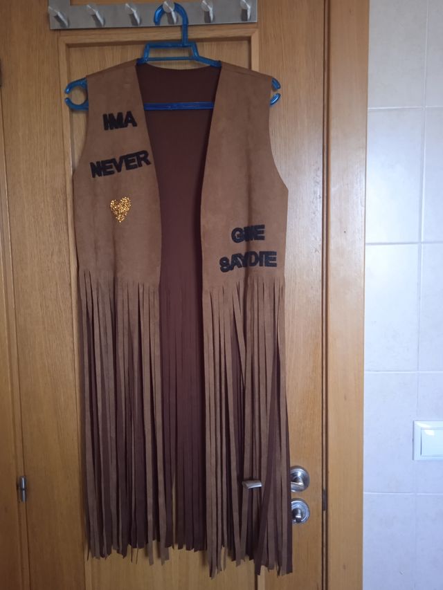 Chaleco con flecos y detalles dorados.