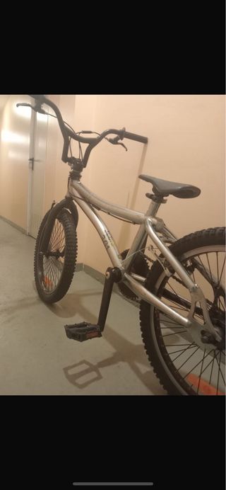 Bicicleta BMX plateada