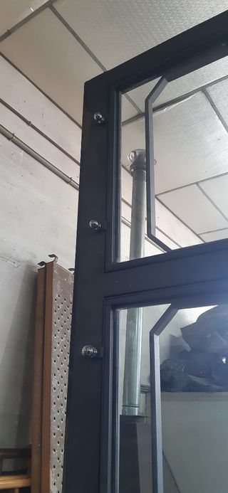 Cristalera metálica fija.