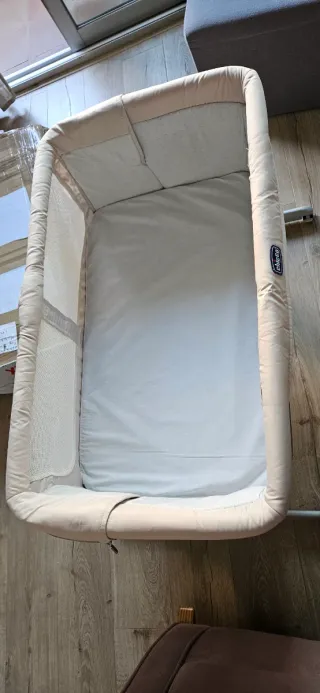 Minicuna colecho Chicco con ruedas