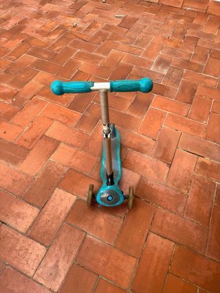 Patinete infantil 3 ruedas azul con casco 
