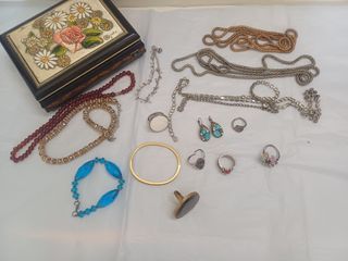 Portagioie con bigiotteria: anelli e collane