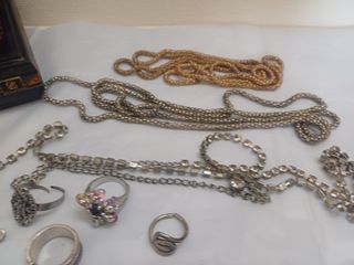 Portagioie con bigiotteria: anelli e collane