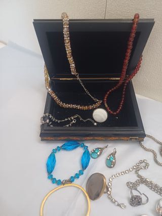 Portagioie con bigiotteria: anelli e collane