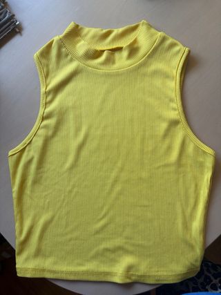 Top amarillo de cuello alto sin mangas