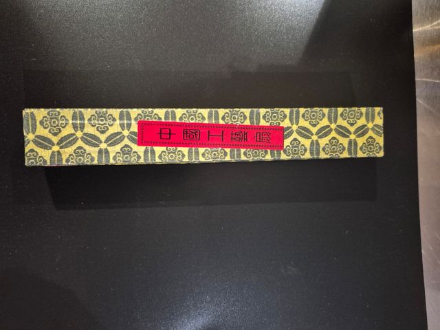 Abanico de madera de sándalo con borla