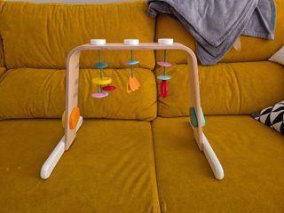 Gimnasio de madera para bebé de Ikea
