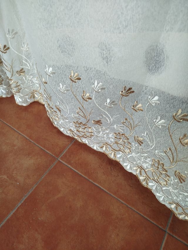 Cortinas beige y doradas bordadas