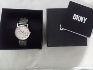 Reloj DKNY plateado con estampado