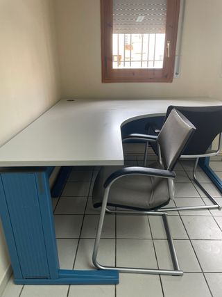 Mesa de oficina esquinera blanca y azul
