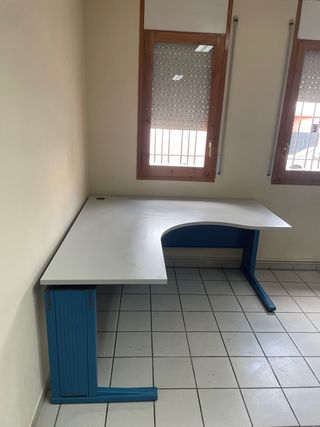 Mesa de oficina esquinera blanca y azul