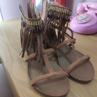 Sandalias romanas con flecos y abalorios