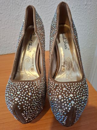 Zapatos de tacón Sweet Shoes dorados con pedrería