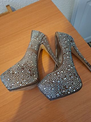 Zapatos de tacón Sweet Shoes dorados con pedrería