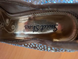 Zapatos de tacón Sweet Shoes dorados con pedrería