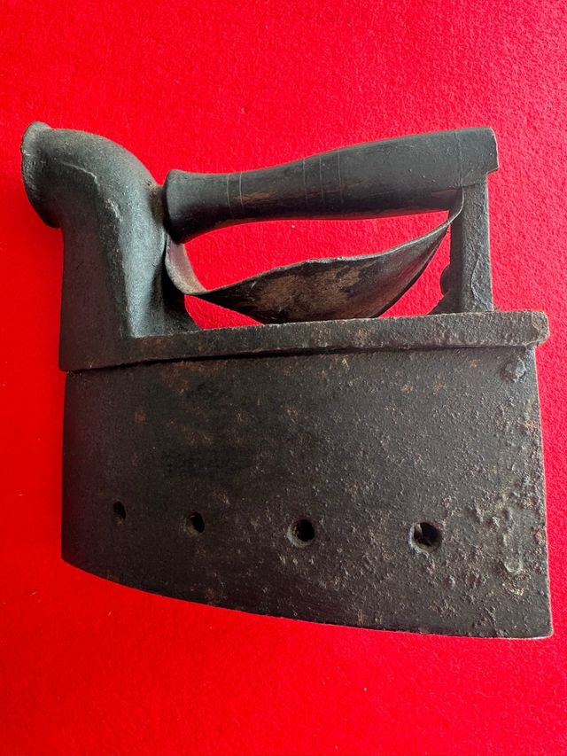 Plancha de carbón antigua. Chimenea frontal