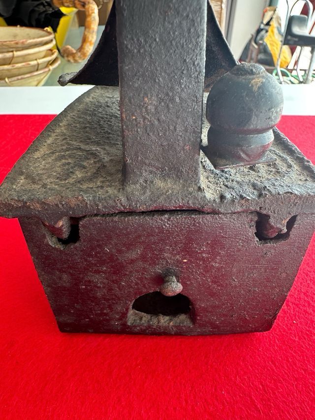 Plancha de carbón antigua. Chimenea frontal