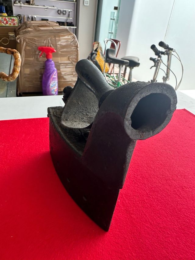 Plancha de carbón antigua. Chimenea frontal