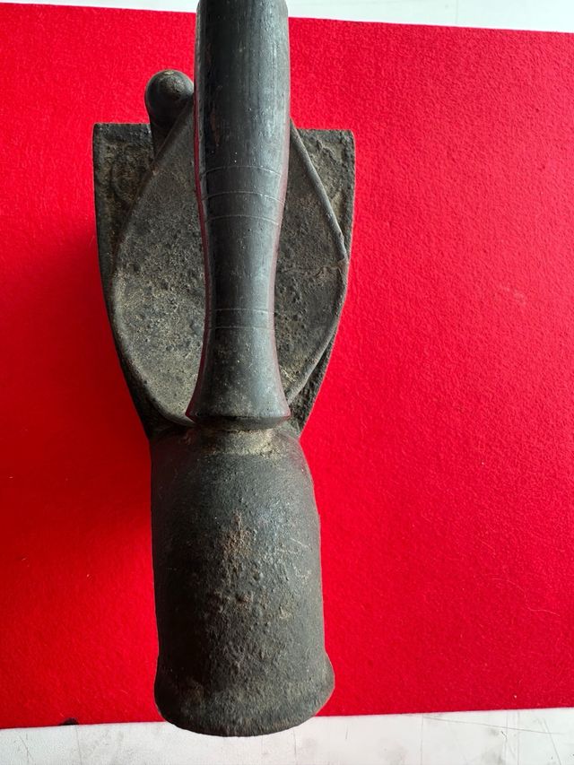 Plancha de carbón antigua. Chimenea frontal