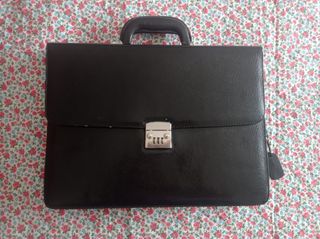 Maletín negro con combinación