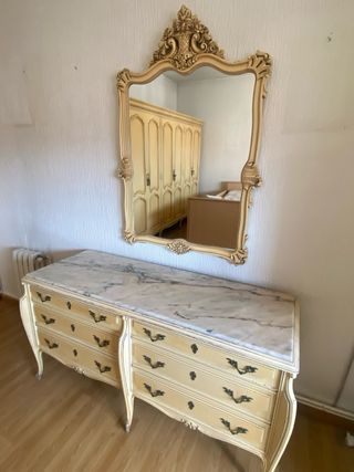 Cómoda vintage de madera con espejo