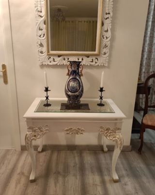 Mesa y espejo de entrada antigua blanca y dorada