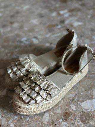 Sandalias doradas con volantes