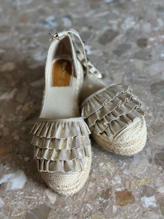 Sandalias doradas con volantes