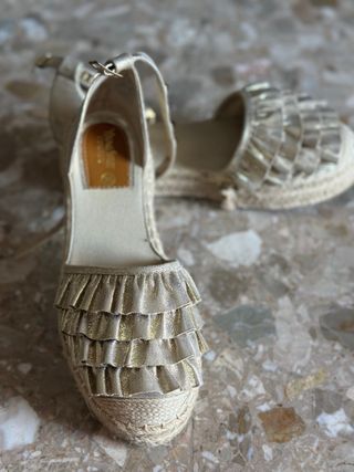 Sandalias doradas con volantes