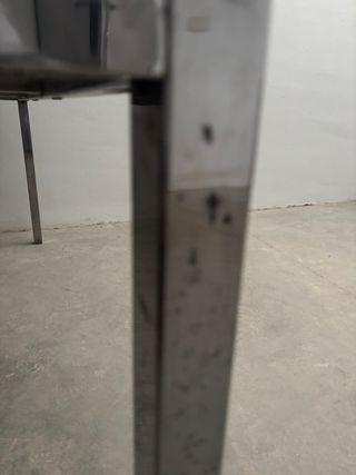 Mesa de cristal blanco y metal