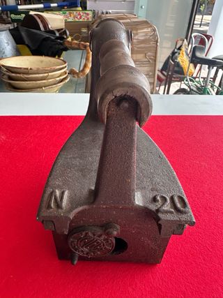 Plancha antigua de carbón con chimenea frontal