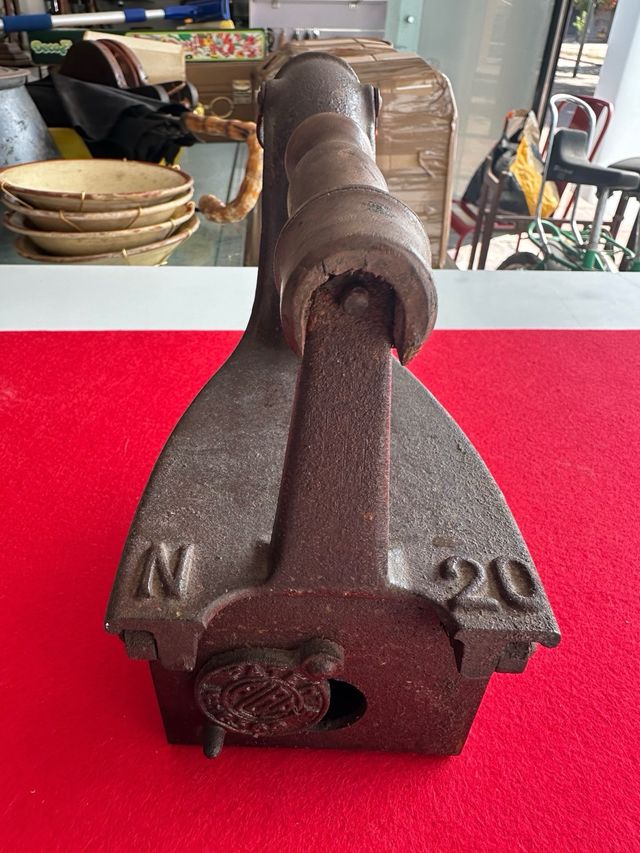 Plancha antigua de carbón con chimenea frontal