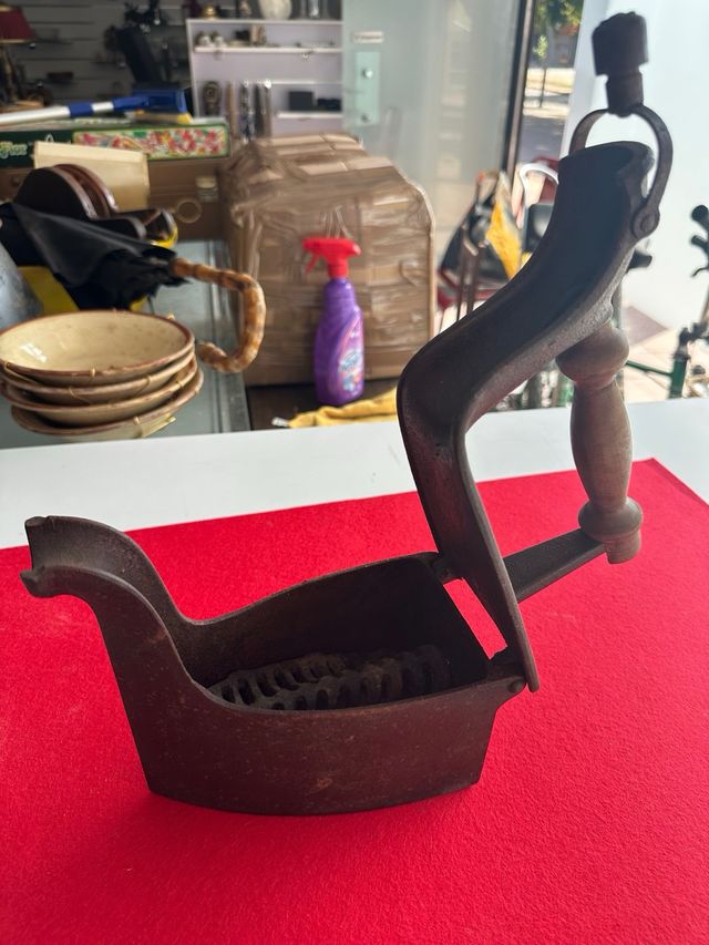 Plancha antigua de carbón con chimenea frontal