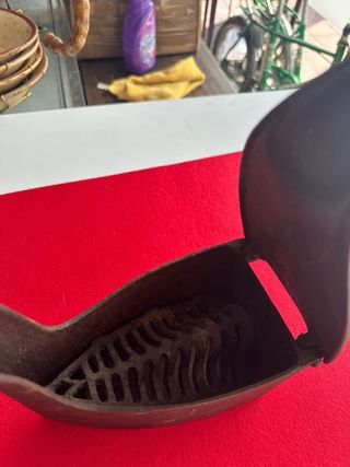 Plancha antigua de carbón con chimenea frontal