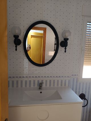 Espejo de baño ovalado con apliques