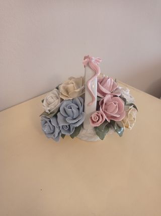 Cesta de cerámica con flores