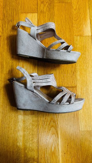 Zapatos de tacón beige y dorados talla 39