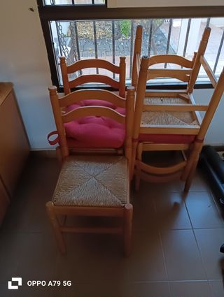 8 Sillas de madera con asiento de ratán